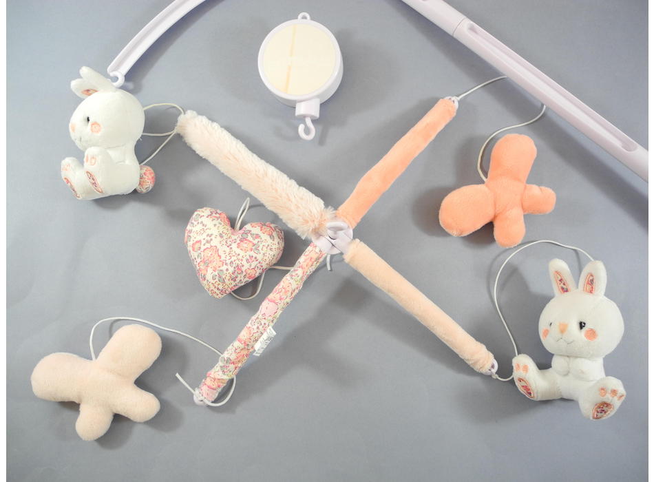 Fehn Boîte à musique Bébé Mouton - Doudou avec fixation - Aide au sommeil mélodie Berceuse de Brahms - Jouets pour bébé en voyage & à la maison